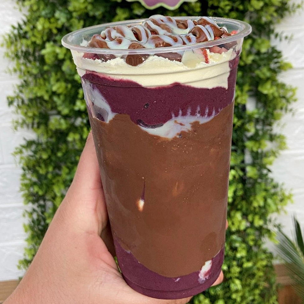 Nutella original passada no copo, açaí, leite condensado, outra camada de açaí, 1 camada de leite em pó ninho e por fim uma generosa camada de Nutella original com fios de leite condensado. Uma verdadeira delícia!