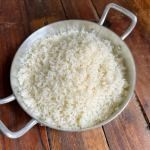 Você tem que experimentar! Nosso feijão-tropeiro é uma receita tradicional da nossa família com verdadeiro sabor de Minas feito sem óleo e com banha. Colocamos farinha especial caseria, linguiça calabresa, bacon e couve, claro que temos um segredo especial que é de família. 350grms