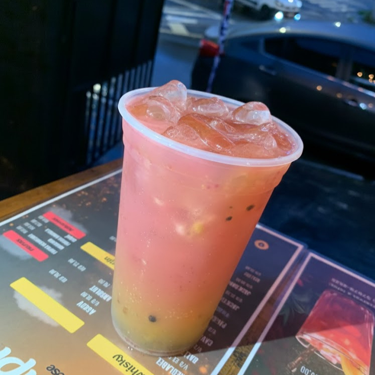 morango, maracujá, destilado, açúcar e gelo