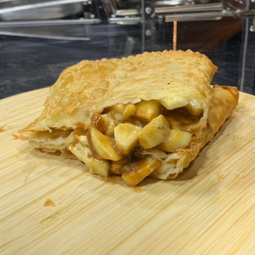 A cremosidade do Catupiry se mistura ao doce de leite quentinho, com pedaços de banana macia e cobertos por chocolate branco derretendo, finalizado com um toque de canela que explode em sabor a cada mordida. . . . . . . . . ##Tags## promoção promocao oferta desconto combo entraga gratis taxa grátis pastel de feira gostoso barato cupon cupom nutela Nutella sobremesa pastel doce chocolate