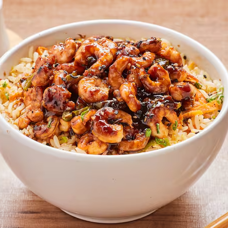 Filé de frango empanado ao molho oriental, acompanhado de arroz chop suey. Aproximadamente 290g