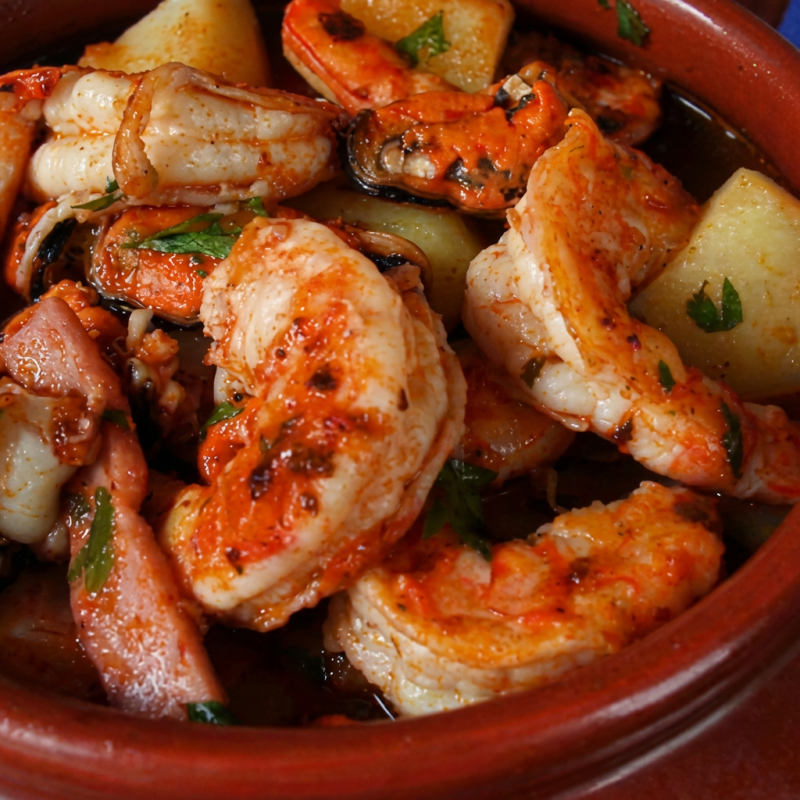 12 Bolinhos De Bacalhau + 6 Casquinhas De Siri +Caldeirada Especial Para 6 Pessoas. Combo Disponivel Mediante Agendamento. Consulte Outras Possibilidades Para Mais Pessoas.