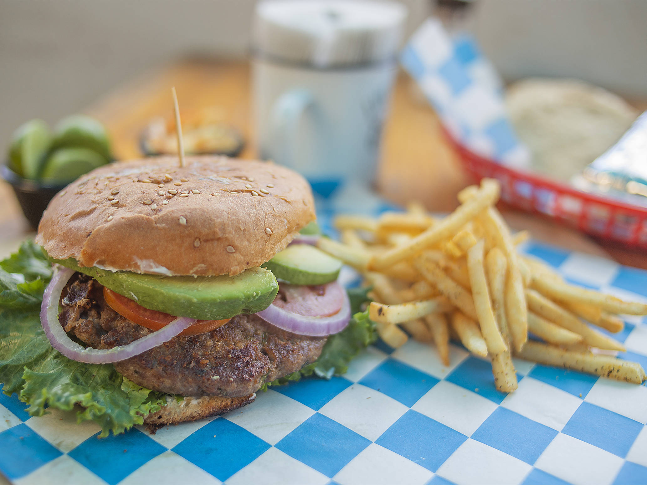 Hamburguesa de Res+Porción de Papas Francesa