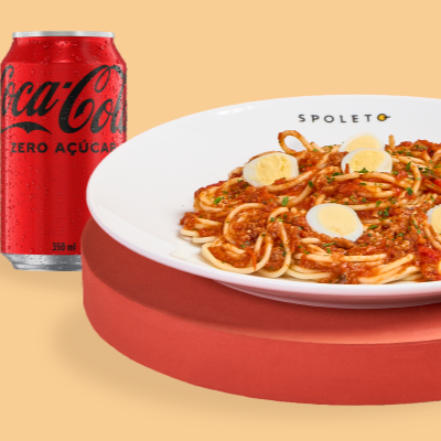 O clássico Spaghetti ao molho bolognesa, refogado ao azeite, acompanhado por ovo de codorna, cebola refogada, pedaços crocantes de bacon e queijo mozzarela, combinando tradição e sabor marcante, com bebida.