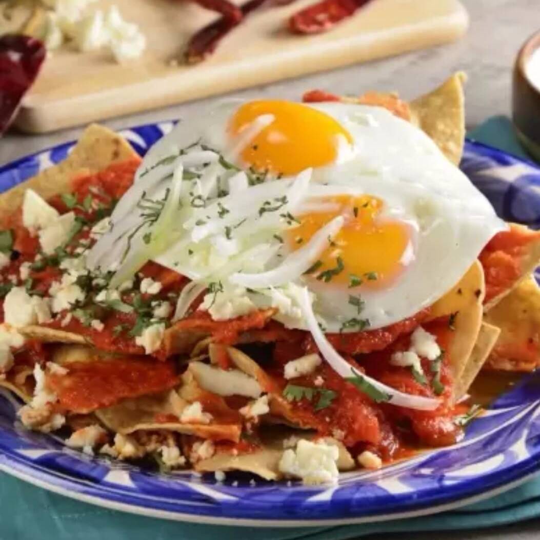 Chilaquiles Rojos con Huevo Estrellado