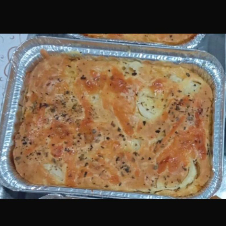 A 'Torta de Frango com Palmito' é uma irresistível tentação culinária, meticulosamente preparada com ingredientes frescos e selecionados com o maior cuidado. Recheada generosamente com frango suculento, palmito , milho adocicado e tomate fresco, com a cremosidade do Catupiry, esta torta é temperada com condimentos caseiros. Servida em um formato prático de 16x13x4, pesando 400g, serve 1 pessoa.