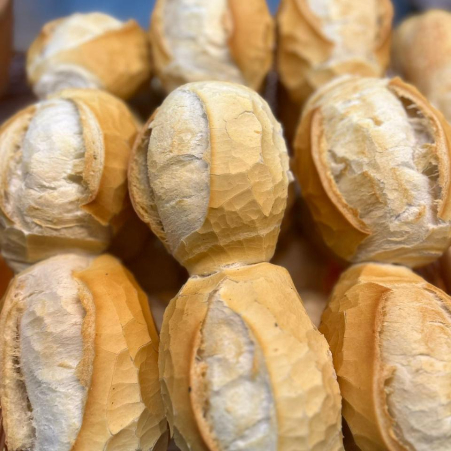 Pão do dia, casquinha crocante e miolo super macio. Perfeito para café da manhã, lanches e para acompanhar qualquer refeição!
