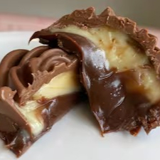 Feito no Chocolate Belga recheado com Brigadeiro de Belga e Brigadeiro de Ninho. Obs. 1: não alteramos nenhum produto ou retiramos/adicionamos ingrediente. Obs. 2: produto de consumo imediato. Obs. 3: alguns produtos podem vir com vencimento do mesmo Dia.