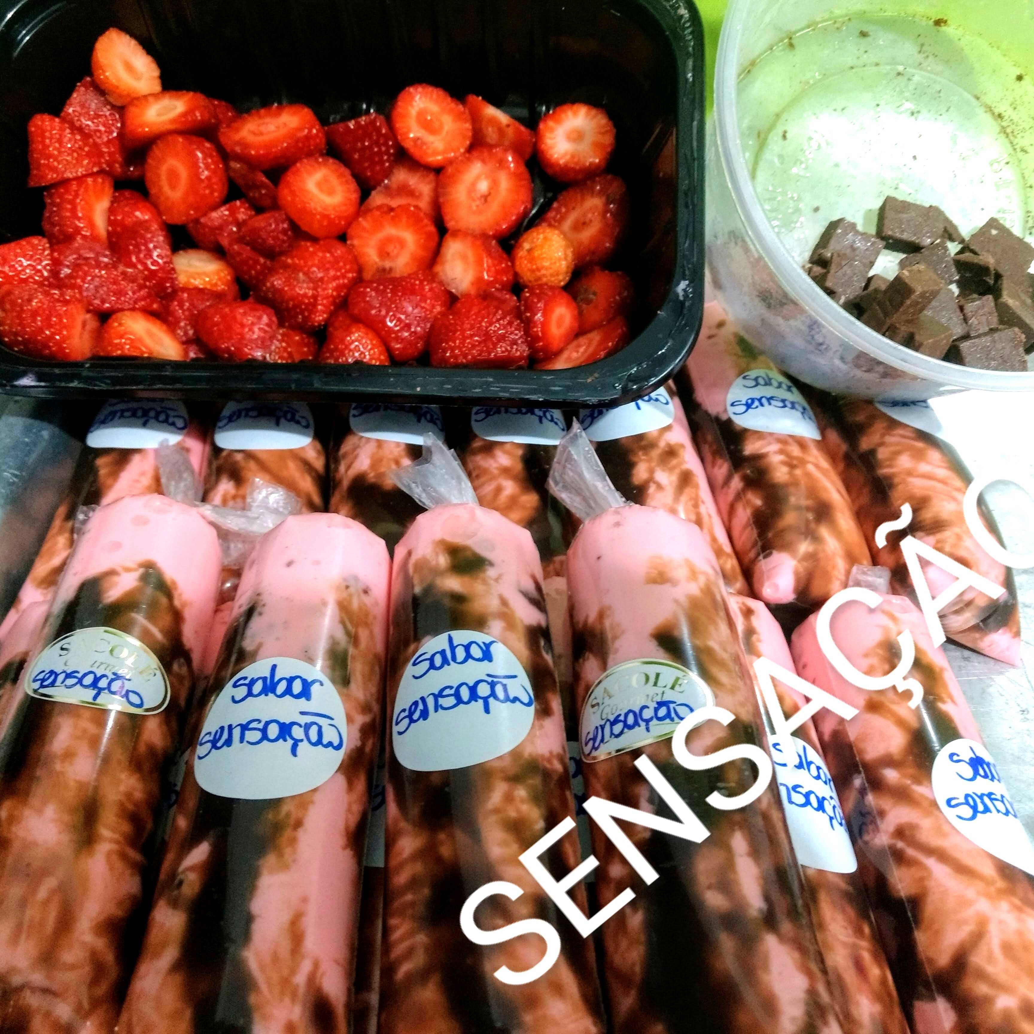 Recheio de morango 🍓 da fruta, com geleia artesanal de morango,e barrinhas de chocolate 🍫 dentro.