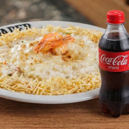 Camarões salteados, envoltos em um cremoso molho branco com arroz, presunto em cubos, cobertos com queijo mussarela gratinado e finalizado com batata palha + Coca Cola 220ml.