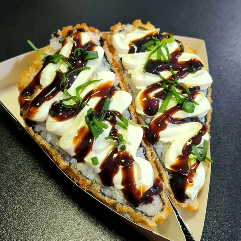 Emaki Hot Cordado ao Meio, recheado com Salmão, Creamcheese , cebolinha e teriyaki
* Imagem ilustrativa
* Não alteramos itens do temaki
obs
* Temaki geralmente com recheios frio não será servido quente.