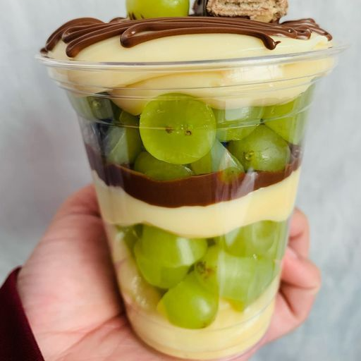 Creme de Ninho, chocolate ao leite 50% cacau, Nutella, uvas frescas e Kinder Bueno em camadas irresistíveis de pura felicidade.
