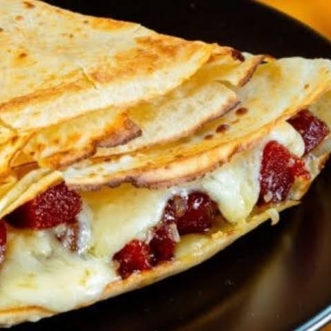 Queijo mussarela com pedaços de goiabada