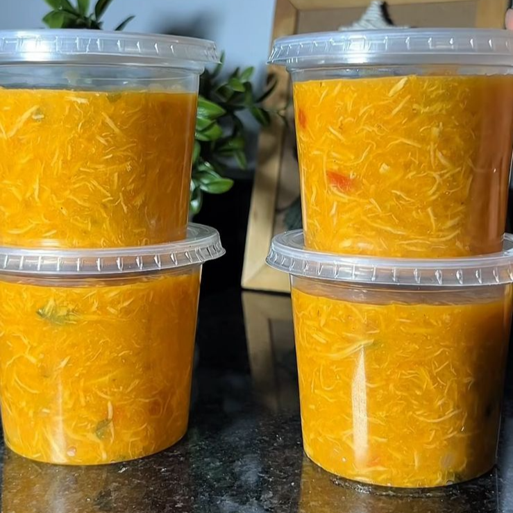 Caldo muito saboroso feito com mandioca, frango desfiado e temperos caseiros.