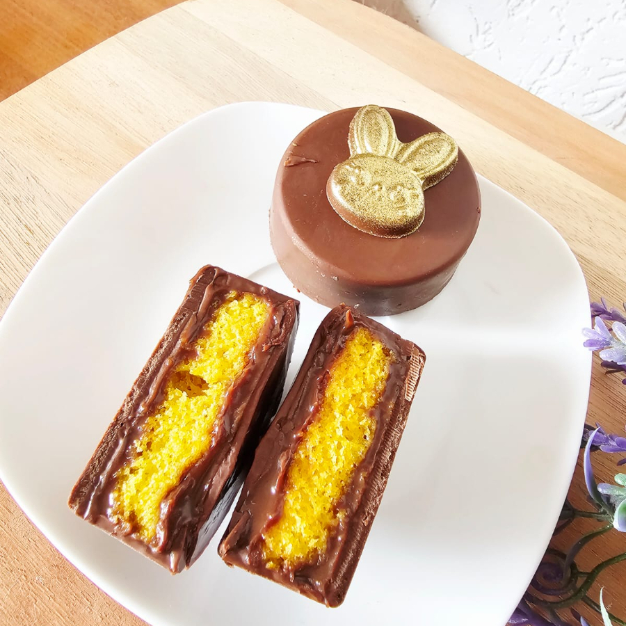 Apaixonante, com casquinha de chocolate Blend, brigadeiro ao leite cremoso e bolo de cenoura fofinho e um lindo coelhinho para deixar essa sobremesa ainda mais fofa Aproximadamente 65 gramas. Produto artesanal - pode sofrer alterações