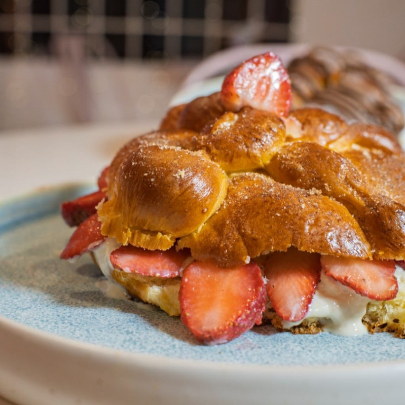 PANDE MUERTO RELLENO DE FRESAS CON CREMA