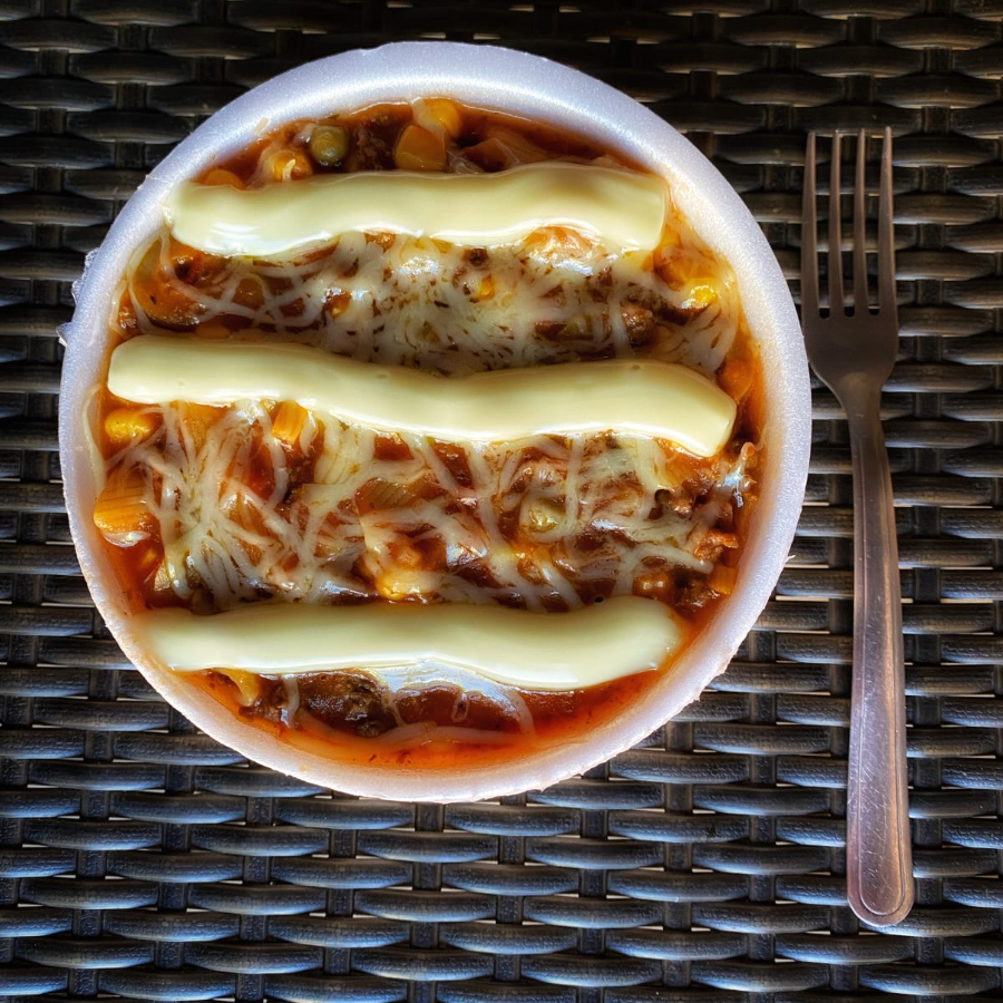 CARNE DESFIADA, BACON, AZEITONA, MILHO, MANJERICÃO, BRÓCOL, MUNJERICÃO, MUSSARELA, ORÉGANO, REQUEIJAO E UVAS PASSAS