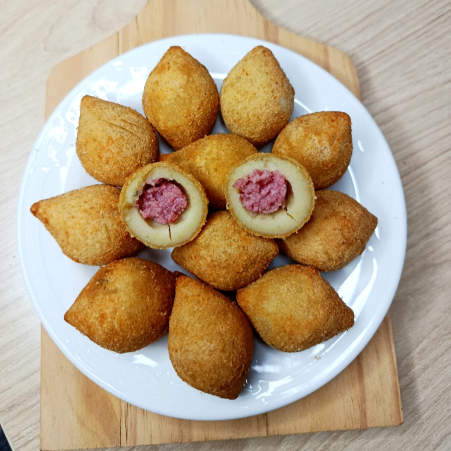 Delicioso e suculento, super recheado com calabresa de qualidade superior e frito na hora para garantir a crocância perfeita que derrete na boca. Cada porção, cuidadosamente preparada, contém 12 unidades(200g). Não perca a chance de experimentar esta delícia!