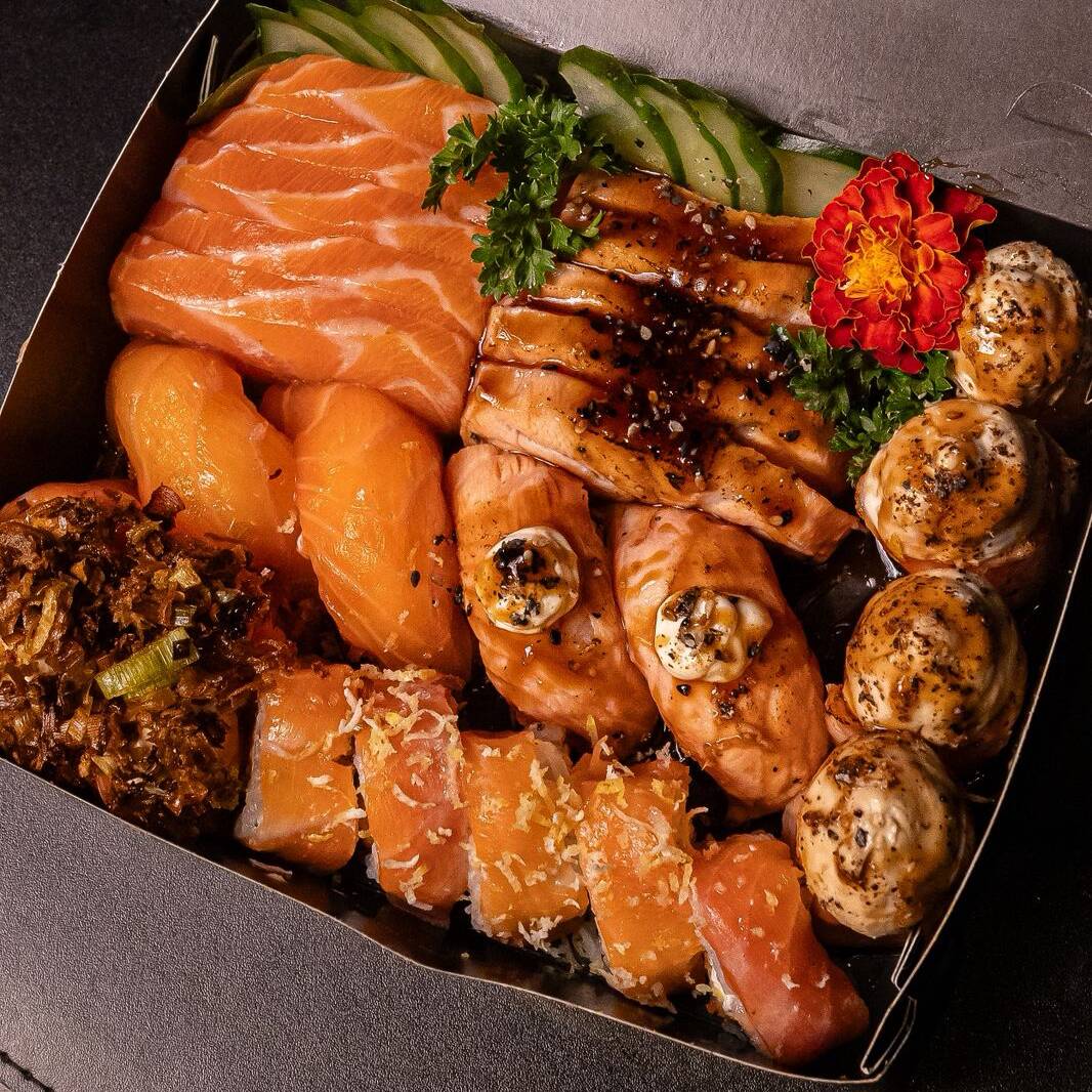 Nosso novíssimo Combo Essence, nele contém: 5 sashimi de salmão, 5 sashimi de salmão flambado, 2 sushi de salmão, 2 sushi de salmão flambado especial, 4 poro jow, 4 jow de teriyaki, 5 salmao grill especial.