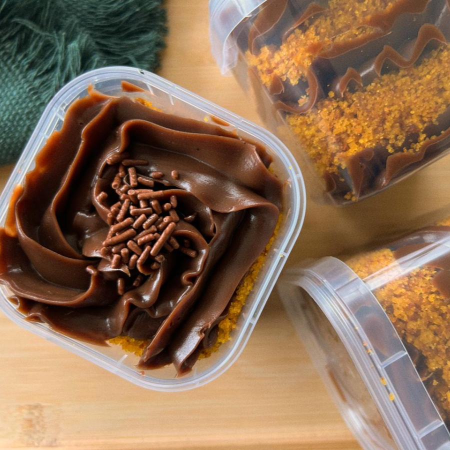 A combinação perfeita de um bolo de cenoura fofinho com brigadeiro cremoso dentro de um potinho!