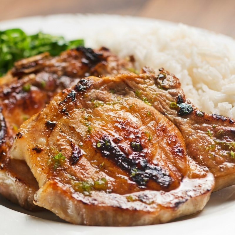 Saboroso carré de carne suína, servido com couve fresca, arroz soltinho, feijão e com opções para deixar seu prato ainda mais saboroso *imagem ilustrativa*