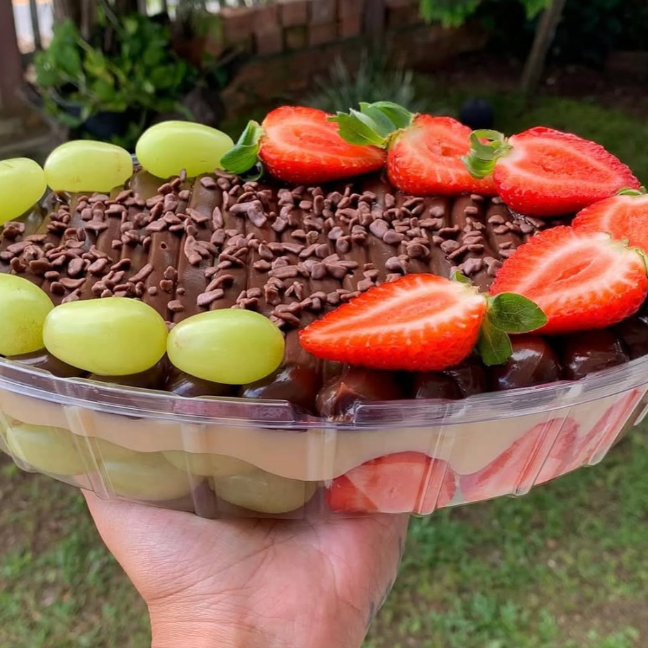 Uma sobremesa leve, cremosa e cheia de sabor! Camadas de creme suave e aveludado, intercaladas com uvas fresquinhas e morangos selecionados, trazendo o equilíbrio perfeito entre o doce e o azedinho da fruta. Finalizada com um toque especial que deixa cada colherada simplesmente irresistível. Perfeita para adoçar seu dia e encantar em qualquer ocasião! ✨