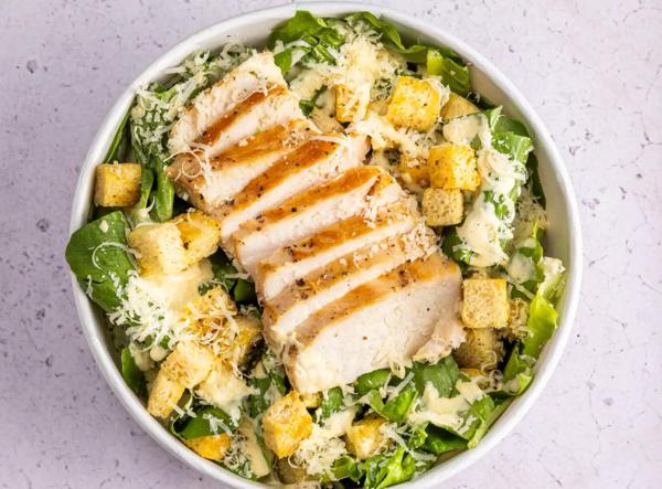 Alface americano fresquinha, peito de frango grelhado e suculento, parmesão, croutons artesanais e molho ceasar original.