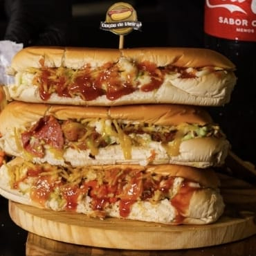 Três lanches saboroso com pão especial, recheado com duas salsichas, tomate, milho, maionese caseira, catupiry, cheddar, frango, calabresa, bacon e batata palha. Uma experiência deliciosa para satisfazer sua fome.