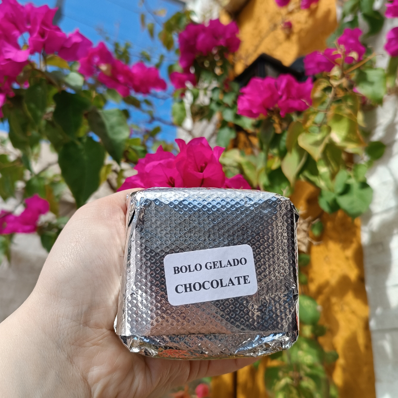 Massa de chocolate bem molhadinha, com recheio de brigadeiro.