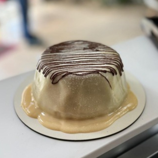 Massa fofinha de chocolate, com recheio de nutella no centro e coberto com delicioso creme de ninho, finalizado com arabesco de nutella