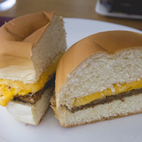 Pão Fresquinho, hambúrguer suculento, queijo derretido e um ovo quentinho que traz ainda mais sabor e cremosidade.