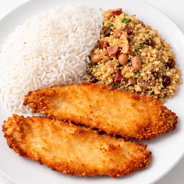 Feijão Tropeiro Mineiro Bem Temperado, Combinado Ao Arroz Soltinho E Frango Empanado Crocante.
