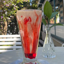 Sorvete de creme, leite e morangos frescos