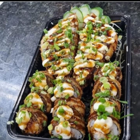 01 temaki de salmão empanado e frito. 10 hot holl