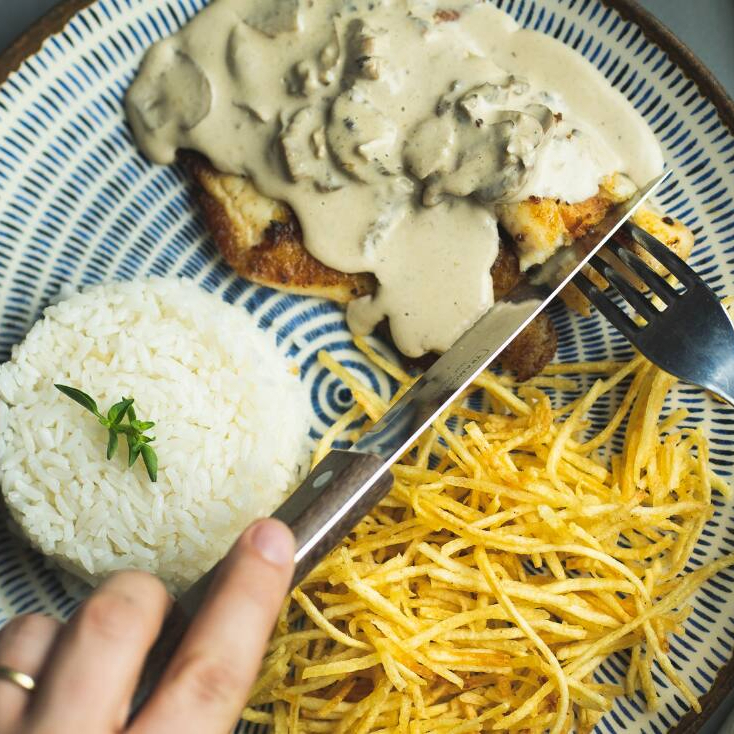 Peito de frango grelhados com saboroso molho de cogumelos Paris e queijo parmesão, acompanhados de arroz e batata palha caseira.