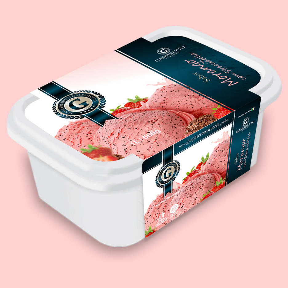 Sorvete artesanal Gasparetto sabor morango com flocos de chocolate meio amargo e pedaços morango. Pote 1L.