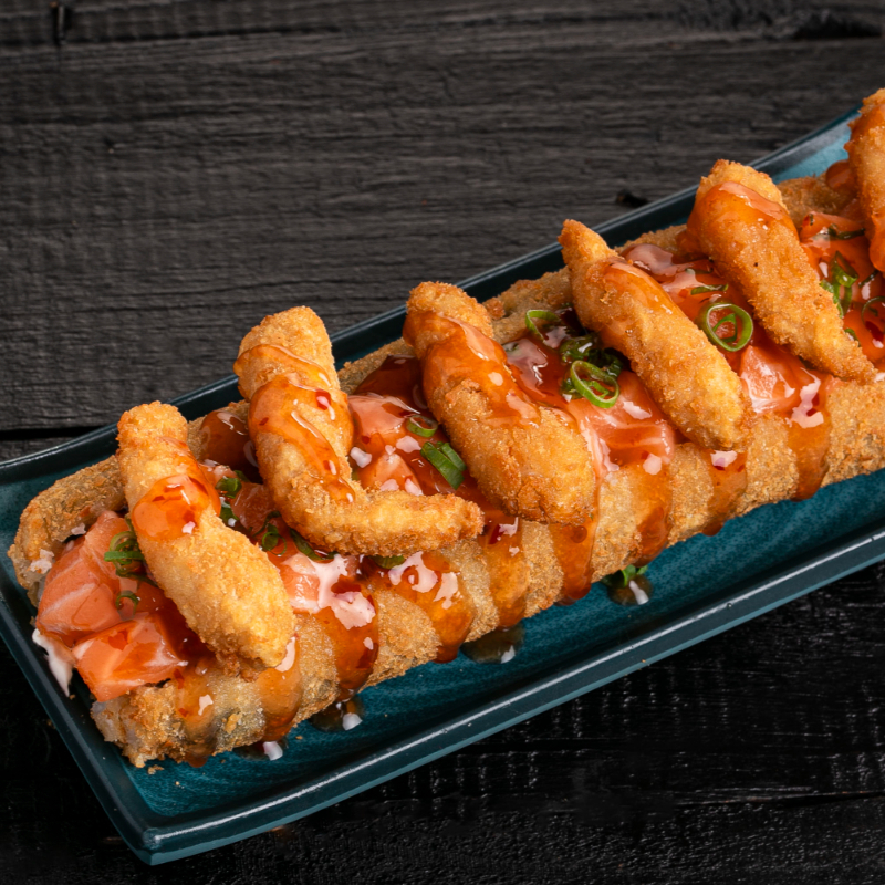 Hot empanado com recheio de cream cheese, salmão, camarão empanado por cima com molho apimentado e gergelim.
