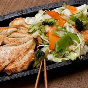 Filé de frango grelhado com legumes na manteiga e arroz.