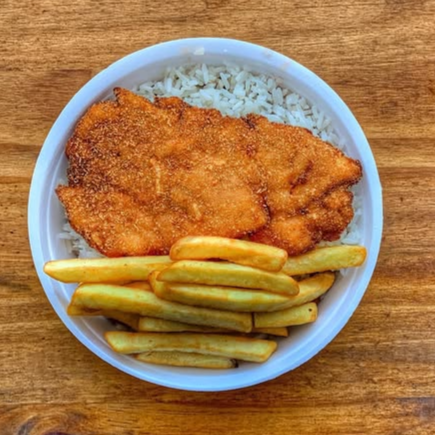 Filé de frango empanado, douradinho e crocante por fora, macio por dentro, acompanhado de arroz soltinho, batata frita crocante e aquele molho saboroso que completa o prato. Uma refeição caprichada e bem servida para matar a fome de verdade! 500 Gr