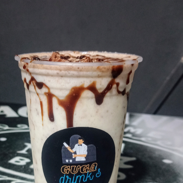 Deliciosa batida feita com, conhaque, leite condensado, creme de leite, essência de baunilha, chocolate, leite integral, calda de chocolate e gelo.