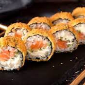 Clássico empanado e irresistível! Enrolado frito com recheio de salmão, cream cheese e arroz, servido quentinho e crocante, com molho tarê por cima. Uma explosão de sabor em cada mordida!