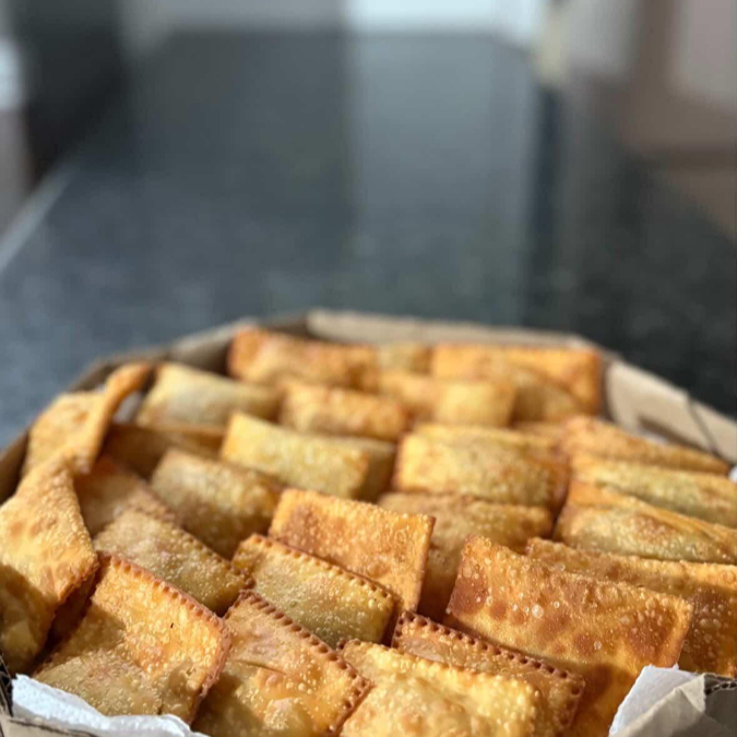 30 mini pastéis fritos (tamanho festa) de recheios variados. Podendo ser: Carne, frango ou queijo com presunto