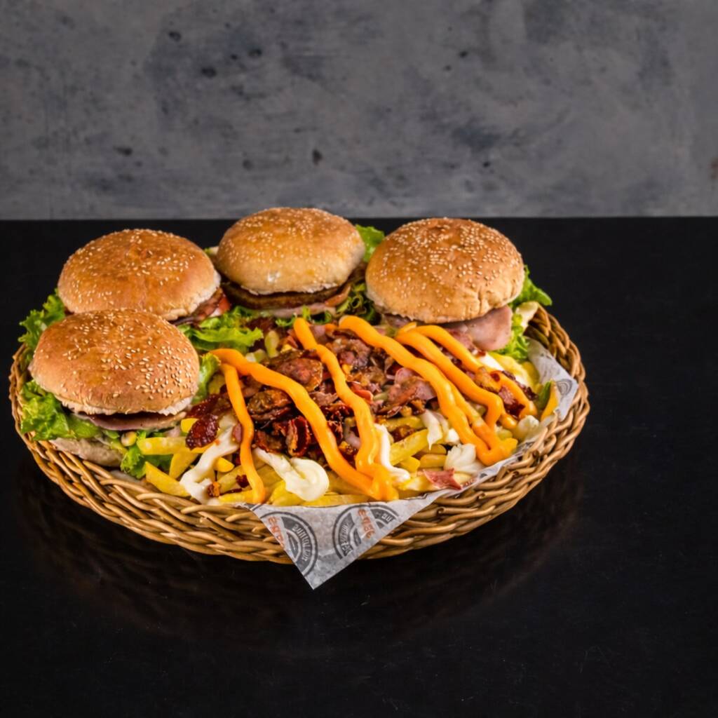 Combo de 4 X-Saladas acompanhando de batata frita com adicionais de calabresa bacon cheddar e catupiry.