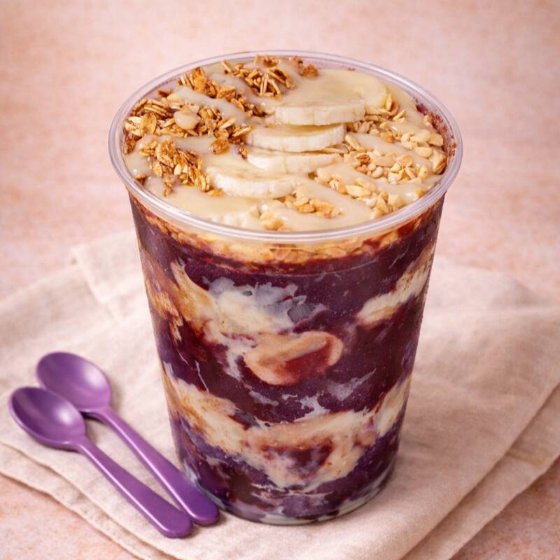 copo de 500 ml com granola, leite condensado, amendoim granulado e banana