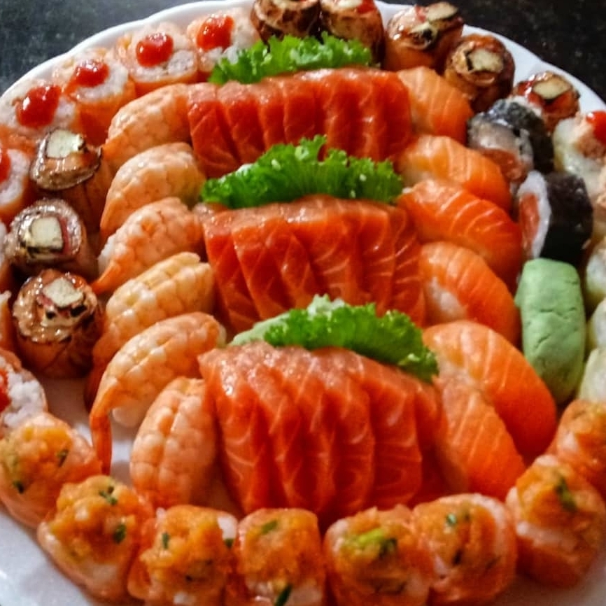 18 Sashimi de Salmão, 08 Dyou de Salmão, 05 Acelga Maki, 08 Maçaricado, 08 Iido Sam, 06 Nigiri de Salmão, 06 Nigiri de Camarão, 02 Filadélfia Light
