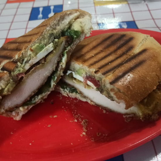 MILANESA EMPANIZADA DE POLLO