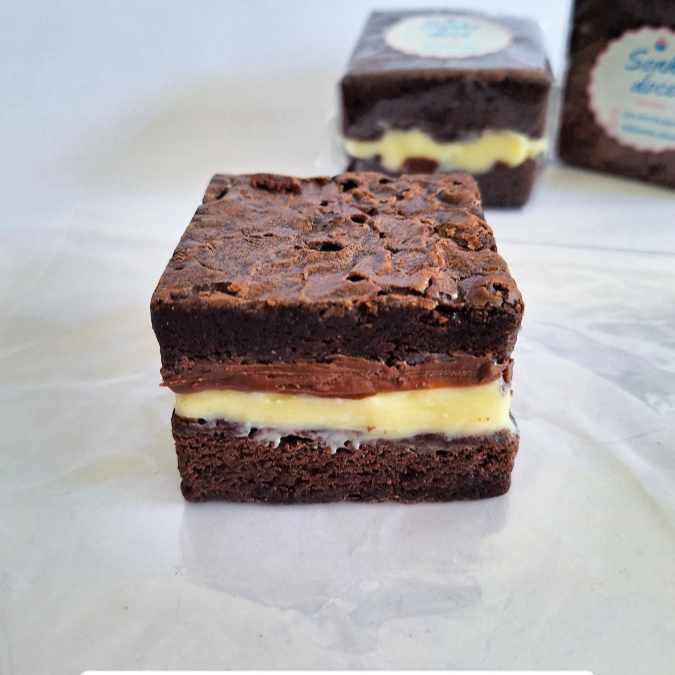 Brownie recheado com brigadeiro de leite ninho e nutella. Aprox. 120g