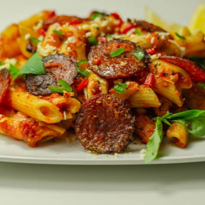 Penne de semola com ovos, molho de tomate pomodoro natural, linguiça calabresa , cebola em rondelas, cebolinha picada