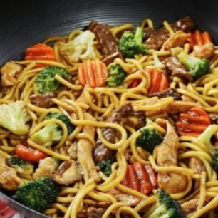 BROCOLIS NINJA, CENOURA, REPOLHO VERDE, REPOLHO ROXO, CONTRA FILET E FILET DE FRANGO NO ALHO E MANTEIGA, MACARRÃO COM MOLHO DA CASA.