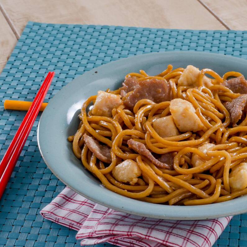 Nosso macarrão temperado com delicioso molho shoyu com carne e frango. Somente macarrão carne e frango sem legumes.